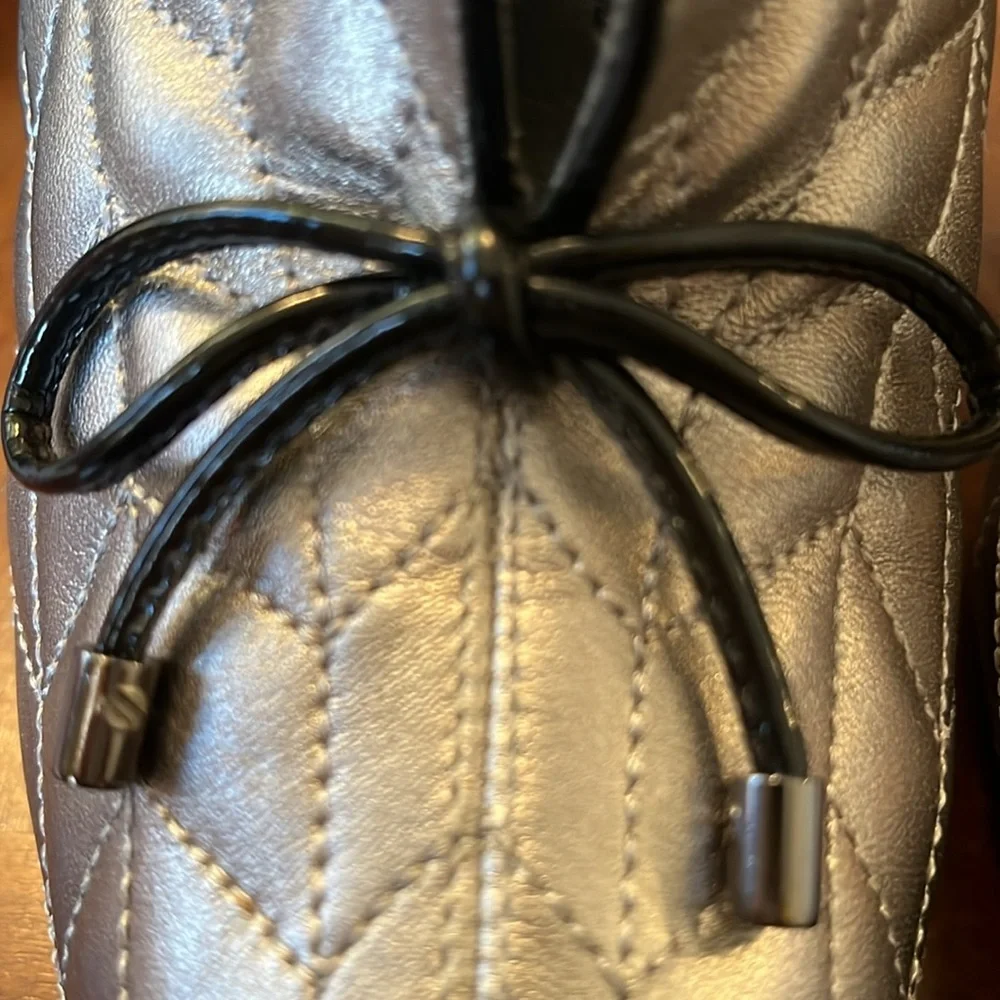 BCBG Sliver Quilted Leather Upper Boot 4” High Heels w/Black Tie Detail Size 7